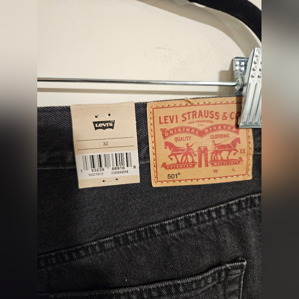 Levi's 501 Shorts - Picture 2 of 7